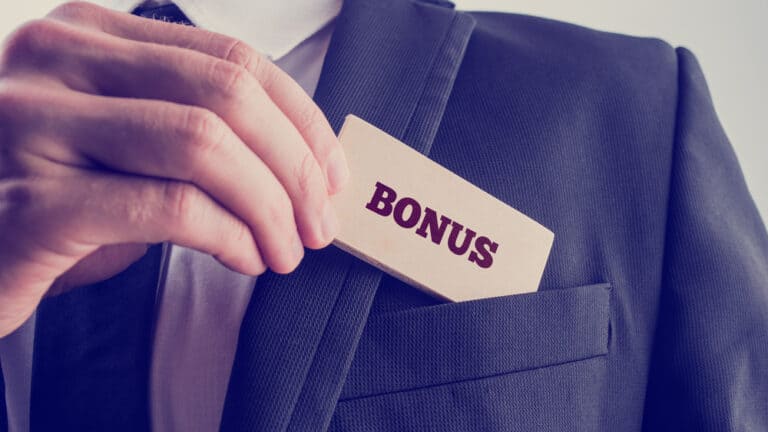 Ahli perniagaan memegang kad bonus