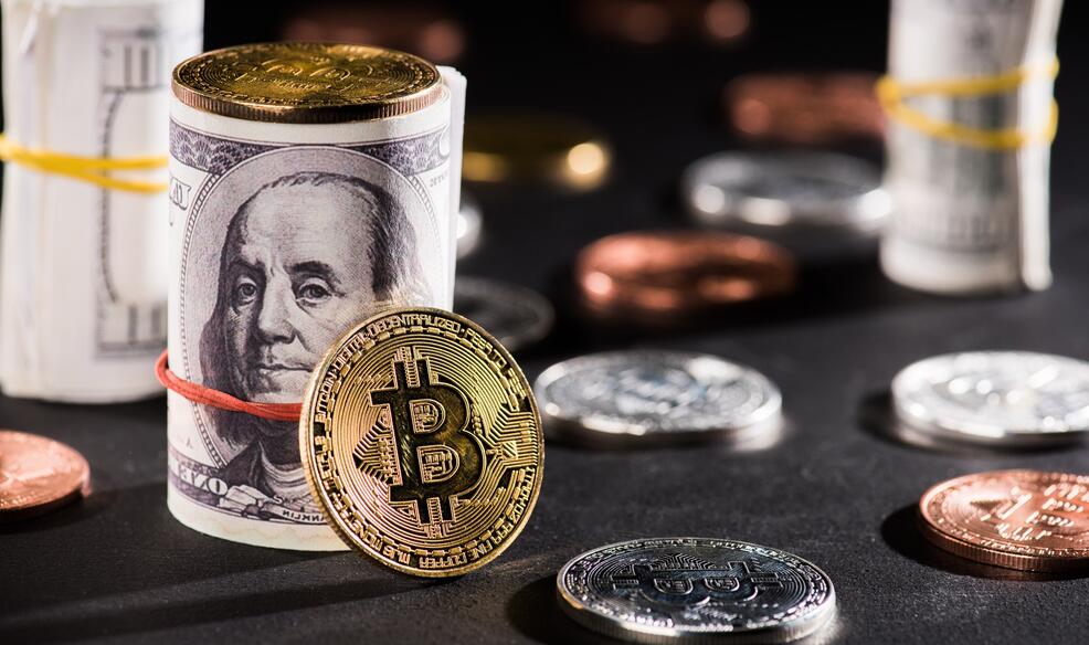 bil dolar yang digulung dan bitcoin pada warna hitam